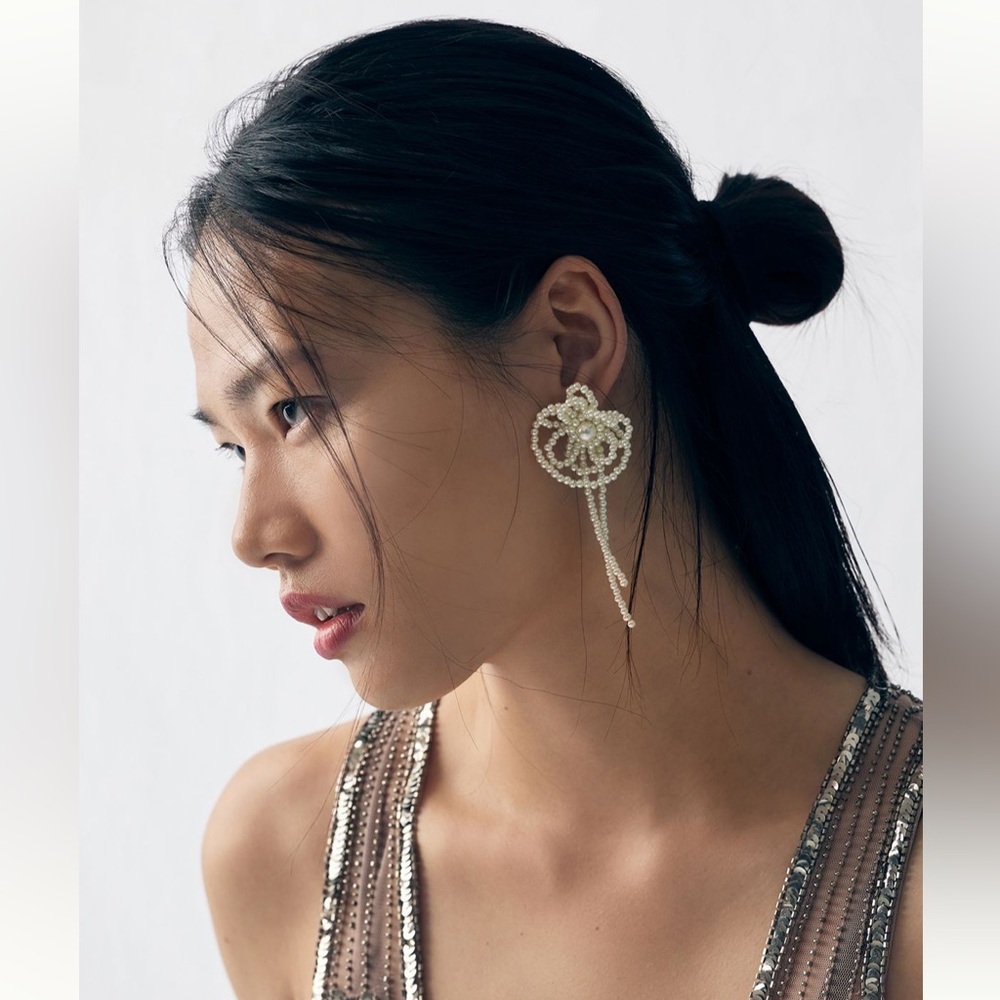 NWT Anthropologie pearl flower drop earrings.